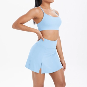 Détail d'un ensemble de sport bleu clair avec soutien-gorge à bretelles et jupe de tennis