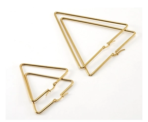 Détail de deux paires de boucles d'oreilles triangulaires plaquées or 18 carats en tailles