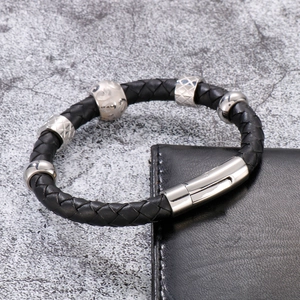 Détail du bracelet en cuir tressé noir 10mm avec fermoir en acier et perles texturées