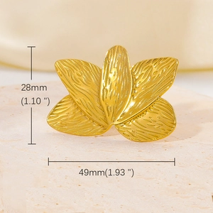 Vista dettagliata del gioiello a fiore dorato con dimensioni 49 mm per 28 mm