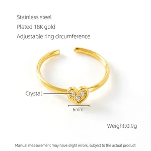 Détail macro de bague coeur plaquée or 18k avec accents de cristaux étincelants