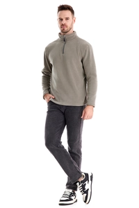Détail du pull en polaire grise pour homme avec col montant et fermeture éclair quart