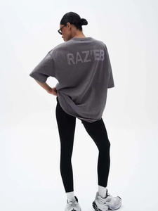Oversized σκούρο γκρι βαμβακερό μπλουζάκι με στρας RAZ'EB γράμματα στην πλάτη