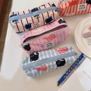 Gros plan de pochettes en toile rayée avec motifs de chat et lapin et étiquettes
