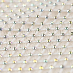 Robe de soirée en résille blanche avec strass irisés et détails scintillants pour femme