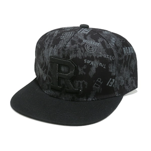Vue détaillée de la casquette snapback hip-hop avec broderie R en 3D et imprimé graffiti