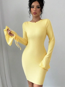 Robe longue jaune moulante en tissu texturé avec manches cloches à cordon de serrage
