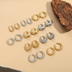 Creolen Aus Titanstahl 14 Karat Vergoldet Geometrisch Texturiert Französisch Retro Minimalistischer Schmuck Für Frauen