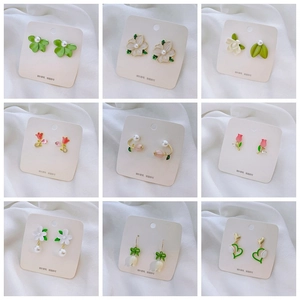 Elegant 925 silver needle earrings set with green tulips and floral designs