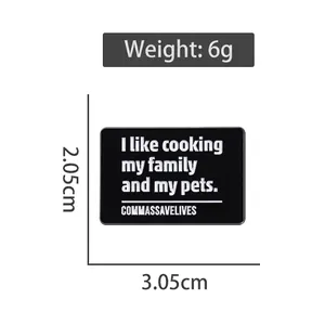 Broche rectangulaire en émail noir avec texte blanc et dimensions précises