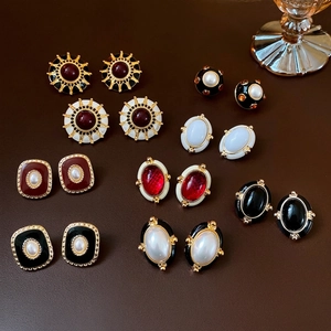 Boucles d'oreilles ovales vintage dorées avec émail coloré et design rétro raffiné