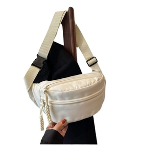 Marsupio minimalista in nylon bianco con tracolla regolabile e tiretti delle zip in corda
