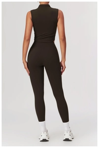 Rückansicht von braunem Sport-Top mit Stehkragen und passender Yoga-Leggings mit hohem Bund
