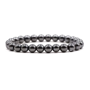 Macro-opname van 8mm gepolijste hematiet kralenarmband met hoogglans metalen afwerking