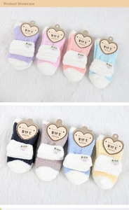 Dettaglio in piano di calze di peluche termiche spesse e colorate in confezione a cuore