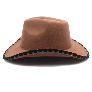 Détail d'un chapeau en feutre marron avec couture ondulée noire sur le large bord
