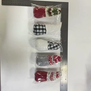 Mesure détaillée de la taille d'un ensemble de 5 nains de Noël en peluche emballés