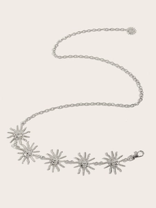 Détail des pendentifs soleil argentés et du fermoir mousqueton sur la chaîne de corps