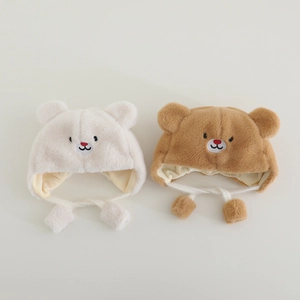 Plüschige Baby-Wintermütze mit Bärenohren und Stickerei in Beige und Braun