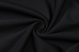 Détail macro du tissu noir de robe à perles avec une texture tricotée élégante