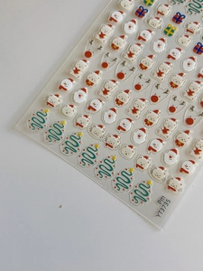 Vue détaillée d'autocollants 3D pour ongles de Noël avec Père Noël et bonshommes