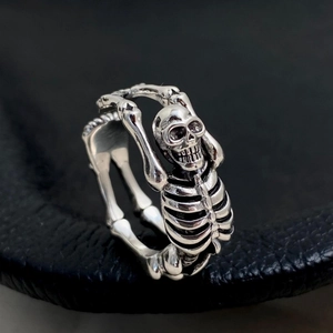 Vintage Gothic Skelett Ring aus Silber im Punk-Stil mit Totenkopf-Design für Damen und Herren