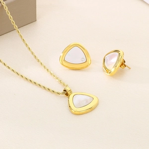 Vue détaillée du pendentif triangle en nacre et boucles d'oreilles en finition dorée