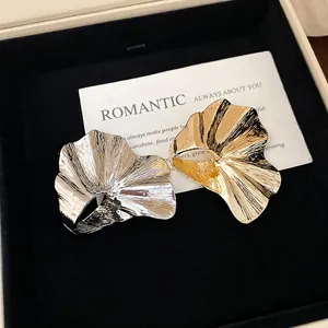Chic metallic pleated ginkgo leaf rings in gold and silver finish for fashion jewelry