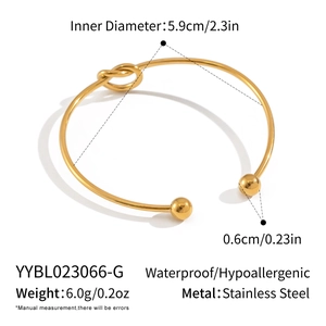 Dettaglio del bracciale a nodo in acciaio inossidabile placcato oro 18K con terminali a sfera