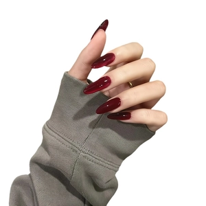 Faux ongles œil de chat rouge bordeaux longs en forme d'amande effet brillant