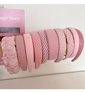 Dettaglio di 9 cerchietti rosa a righe con diverse texture di tessuto e motivi