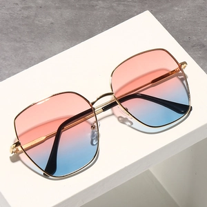 Occhiali da sole squadrati oversize sfumati rosa blu con montatura in metallo oro