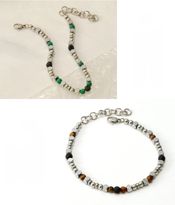 Dettaglio del bracciale di perline in acciaio inossidabile con turchese naturale e pietre laviche