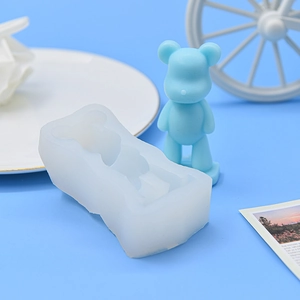 Dettaglio dello stampo in silicone per orsetto 3D e resina blu per gioielli DIY
