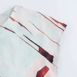Mouwenloze maxi-jurk met satijntextuur, abstracte kunstprint en lichtblauwe details