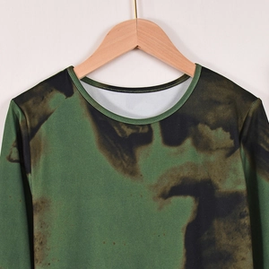Détail de l'encolure ronde et de l'imprimé tie-dye vert sur la robe extensible