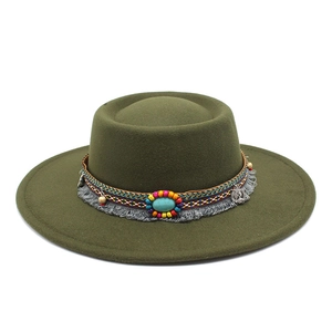 Détail du chapeau en feutre olive avec bande ethnique perlée et breloques en pièces