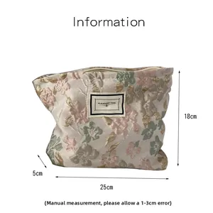 Tableau de dimensions montrant la taille 25x18x5cm pour trousse jacquard fleurie