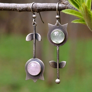 Boucles d'oreilles pendantes fleurs vintage avec pierre de lune rose et gemmes vertes