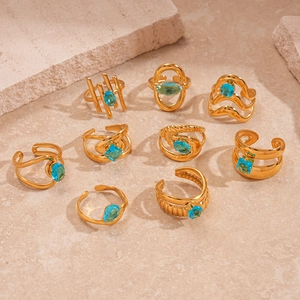 Bagues ajustables en acier inoxydable doré avec zircons bleus sur fond de pierre