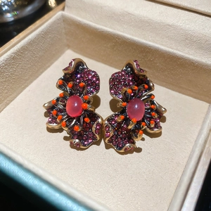 Boucles d'oreilles fleurs rétro avec cristaux mauves et résine rose sur métal doré