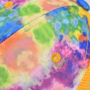Berretto tie-dye con motivo a spirale colorato e dettagli di cuciture gialle
