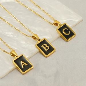 Collier Initial Acier Inoxydable Plaqué Or 18K Pendentif Rectangle Émail Noir Lettre Alphabet Bijoux Pour Femmes