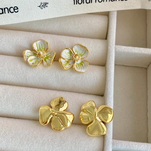 Élégantes boucles d'oreilles iris en émail violet et vert avec finition dorée