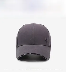 Gros plan détaillé de la casquette gris foncé avec broderie FARD sur le bord