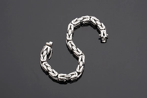 Détail macro du bracelet chaîne byzantine en argent fabriqué en acier inoxydable poli