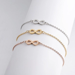 Detailweergave van infinity-armbanden in zilveren, gouden en roségouden afwerking