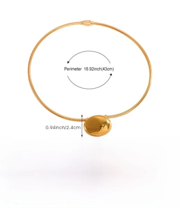 Dettaglio delle dimensioni del pendente ovale e della catena a serpente in acciaio oro