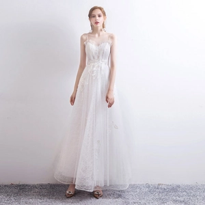 Robe de mariée blanche élégante en dentelle avec col en V et jupe en tulle multicouche