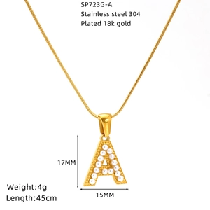 Collier en acier titane doré avec perle et pendentif lettre A sur fond blanc
